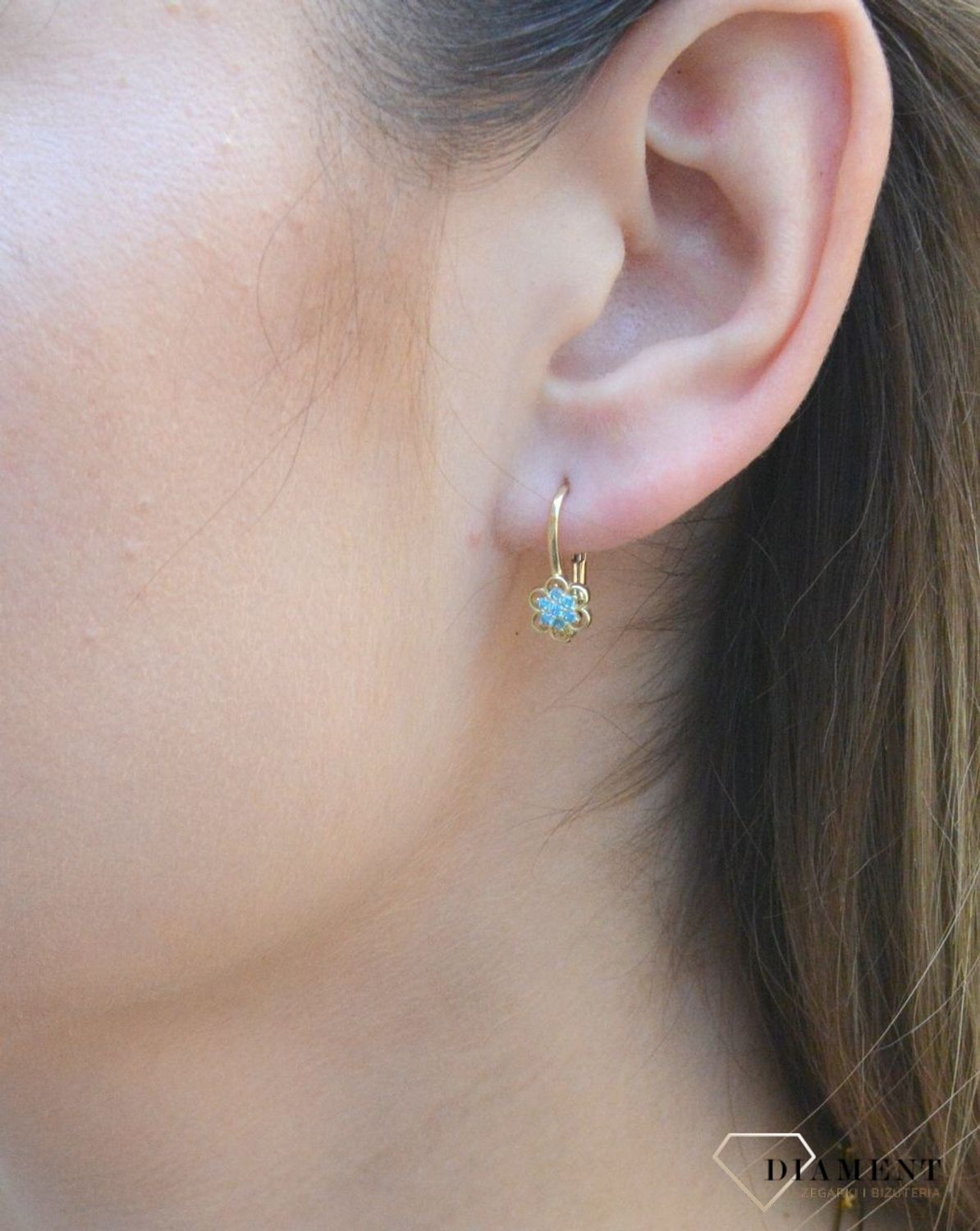 Złote kolczyki 333 kwiatki z niebieską cyrkonią KL 6710D 333Śliczne kolczyki z kolekcji dziecięcej w kształcie pięknego kwiatka. Złoto z ozdobnymi niebieskimi cyrkoniami ułożone w kształt delikatnego kwiatka. Urocza biżuteria.jpg